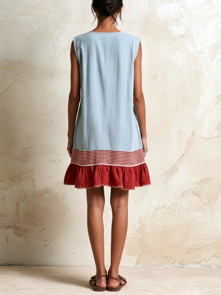 Amaya | Ärmelloses hellblaues Tunika-Kleid mit rotem Streifen und gerafftem Saum
