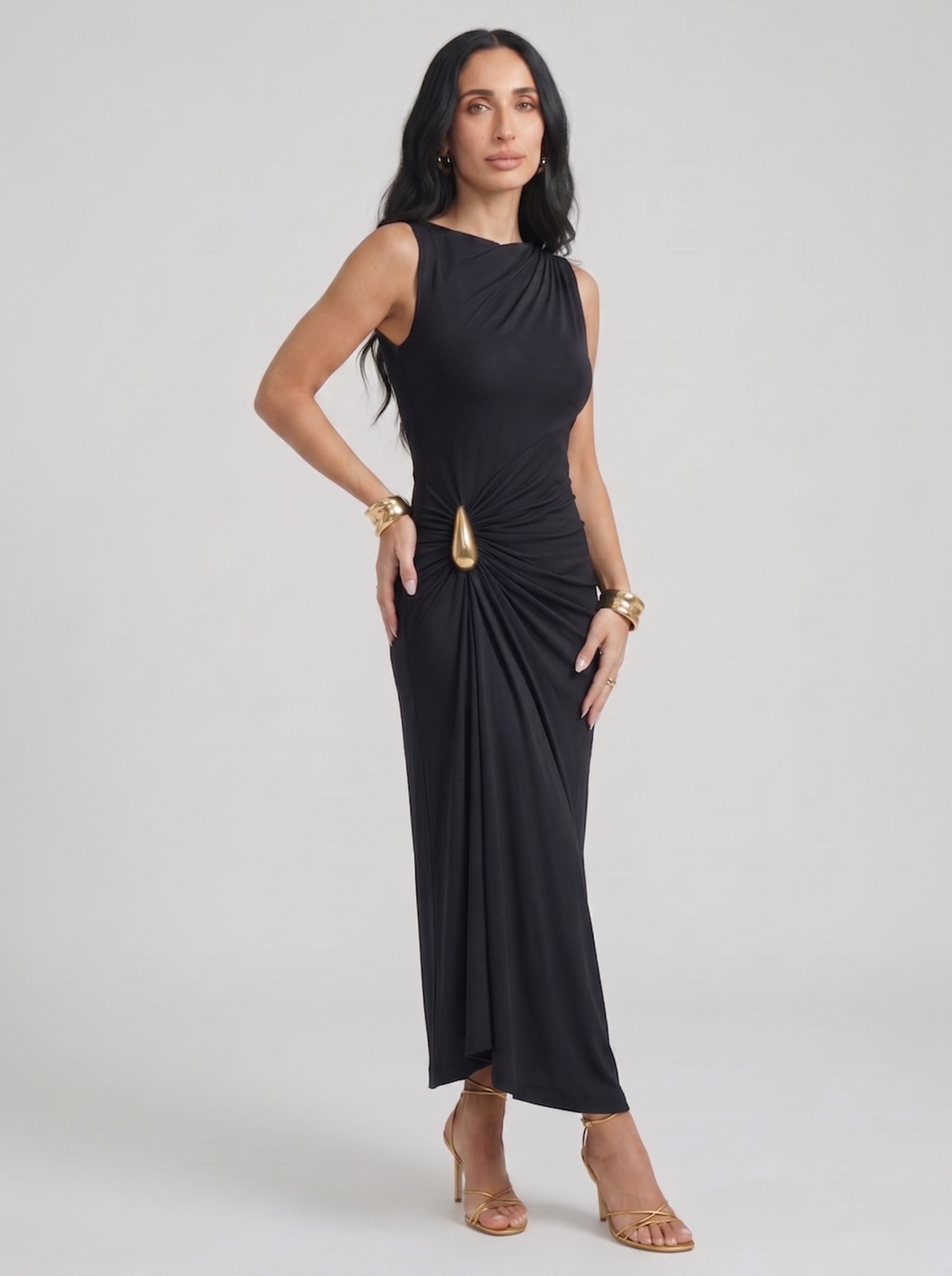 Cinthia | Elegantes Kleid mit goldenen Verzierungen
