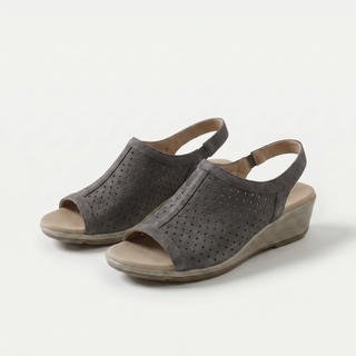 Hazel – Stille Raffinesse in zartem Grau